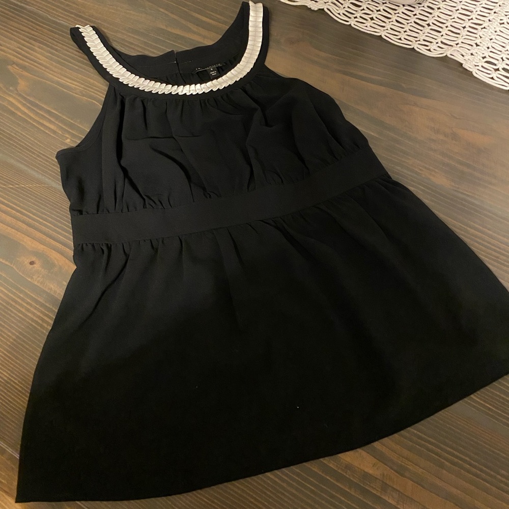 The Limited Black & White Sleeveless Blouse. Size Small.